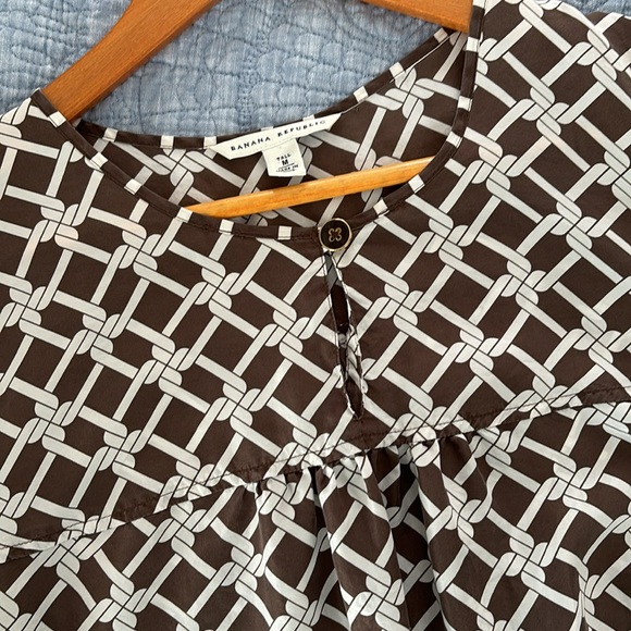Banana Republic Silk Blouse. Size Medium - Picture 7 of 8